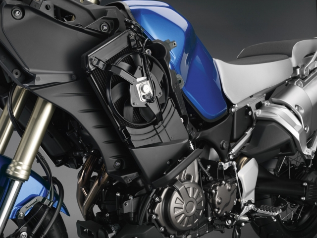 Yamaha XT1200Z: Под воздухозаборником - дополнительный кулер